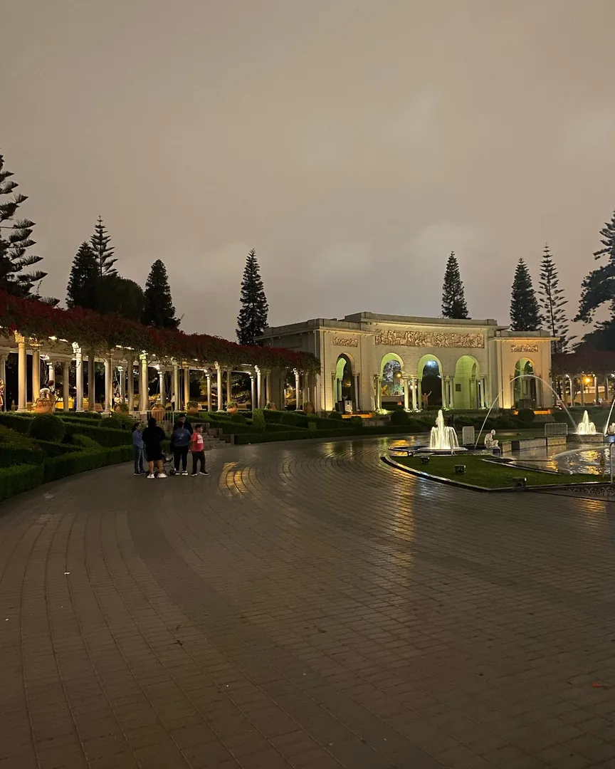 Parque de la Reserva at night